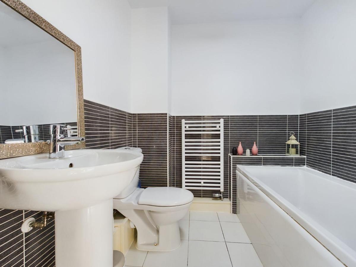 247 Serviced Accommodation In Stafford- 3Br Townhouse Exterior foto