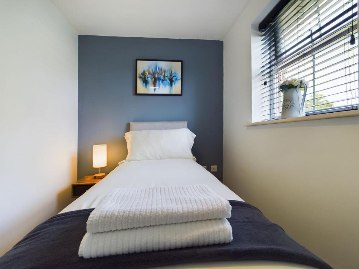 247 Serviced Accommodation In Stafford- 3Br Townhouse Exterior foto